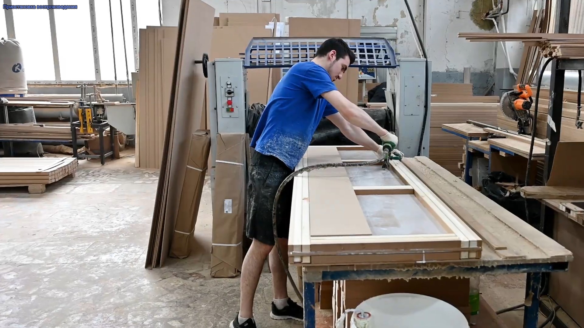 Сборка дверей на производстве